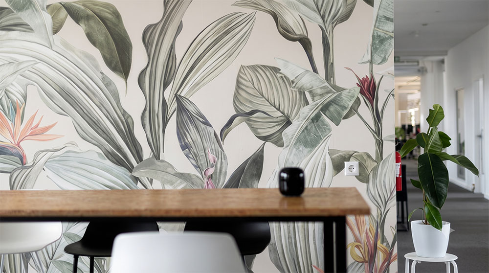 Uffici Galaxus Deutschland con decorazione murale botanica WallyArt