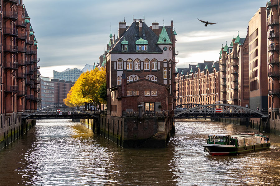 Veduta della Speicherstadt di Amburgo con canali e ponti