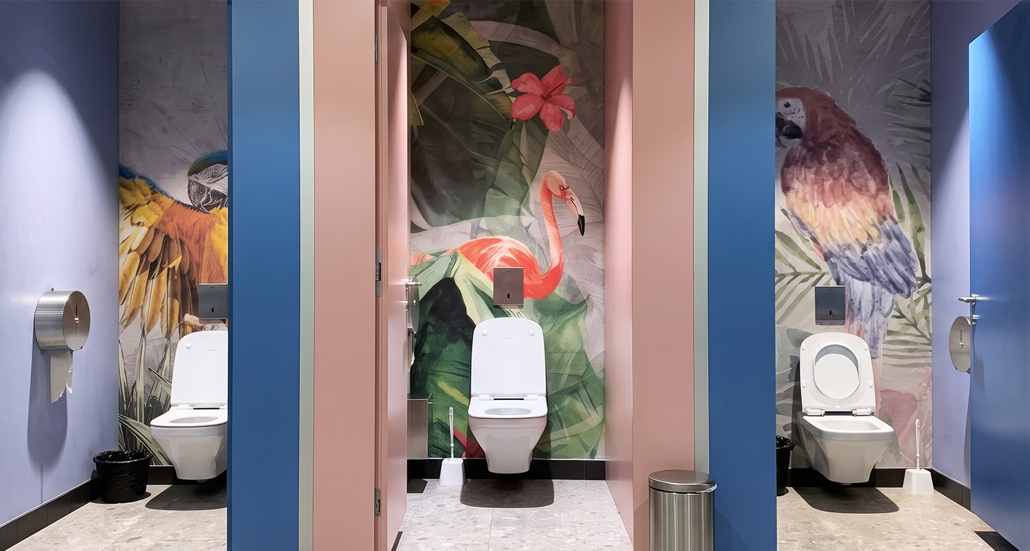 Carte da parati AMAZON 01, ARA 01 e TROPICAL 01 nei bagni del centro commerciale Nový Smíchov