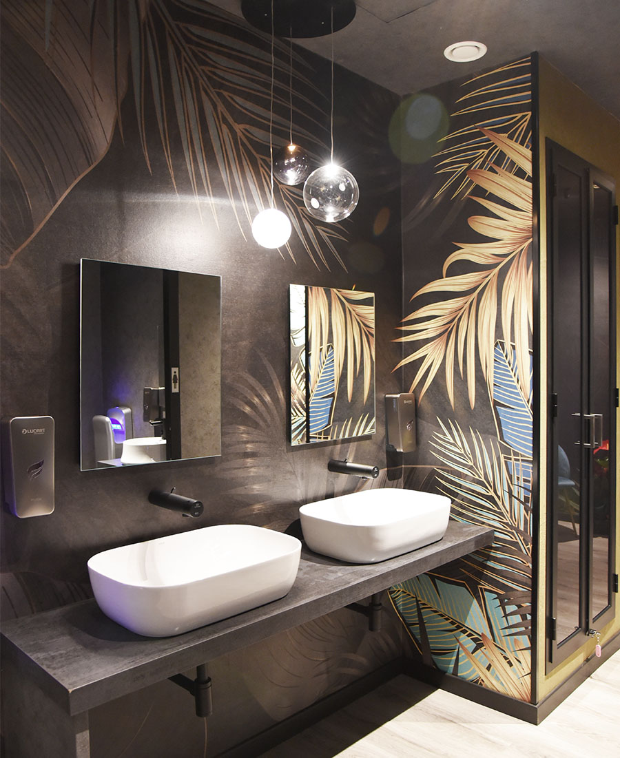 Interno del bagno di Forneria Messina decorato con carta da parati WallyArt