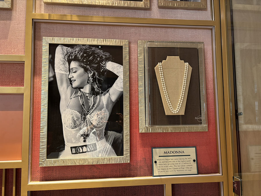 Memorabilia e decorazioni murali nell'Hard Rock Café di Palermo