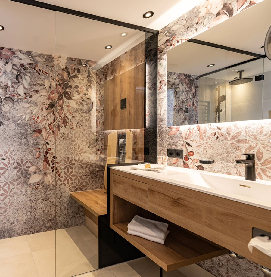 Bagno dell’Hotel Edenlehen decorato con carta da parati Altea 02