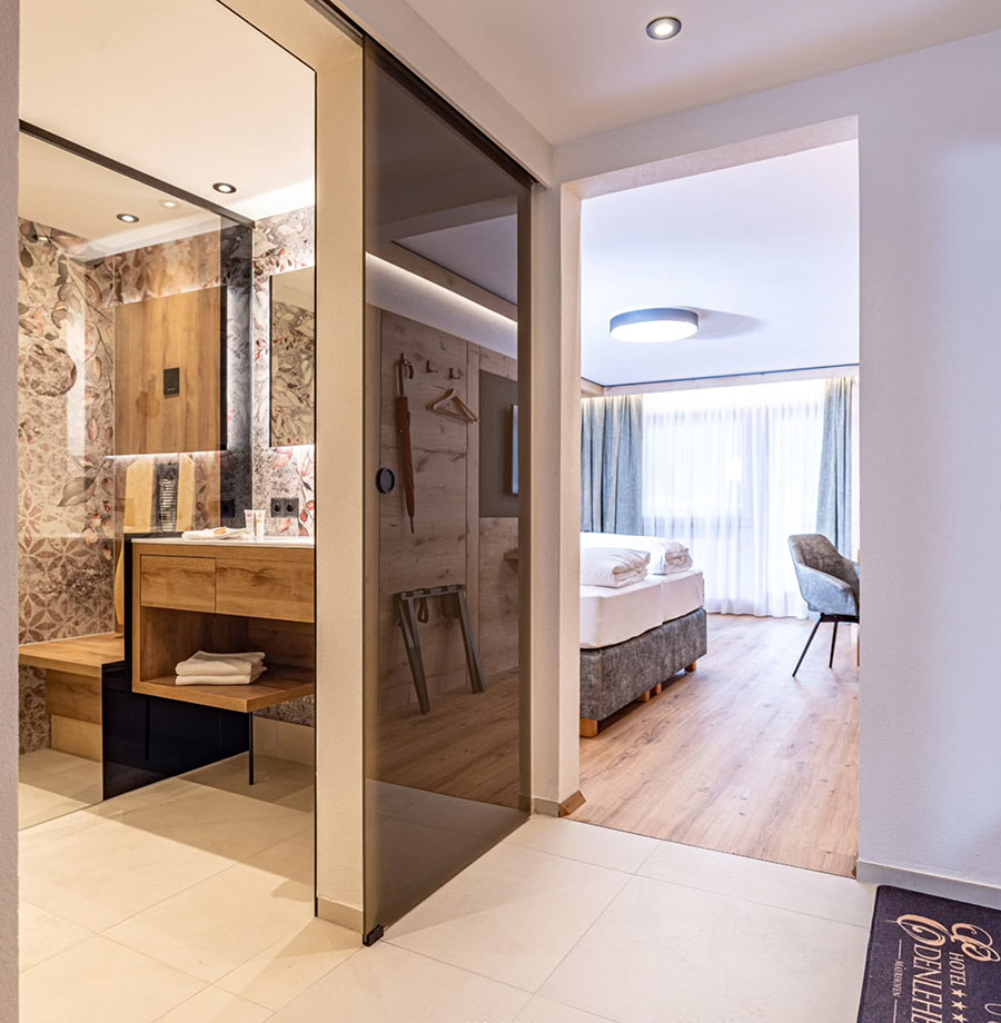 Carta da parati botanica Altea nel bagno di un hotel in Austria
