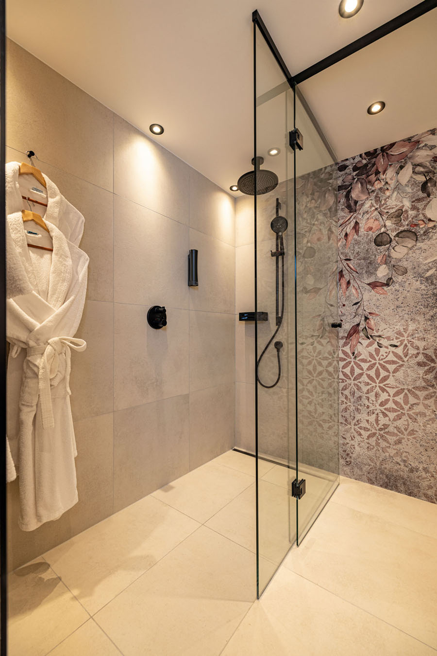 Dettaglio del bagno dell’Hotel Edenlehen con decorazione murale WallyArt
