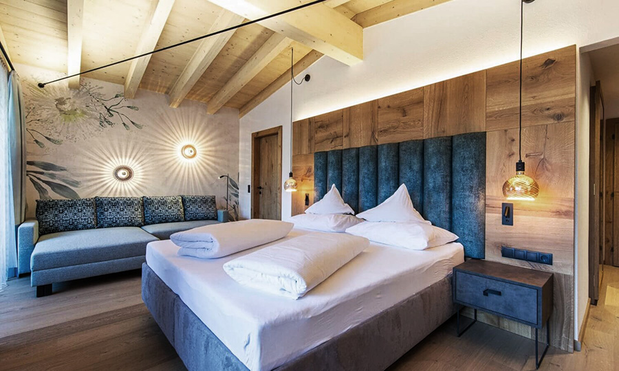 Carta da parati floreale MYRTA 01 negli interni dell’Hotel Sonnleiten