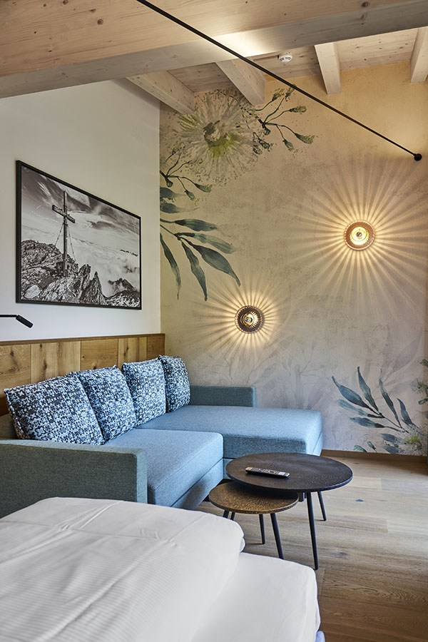 Dettaglio degli interni dell’Hotel Sonnleiten con decorazione murale WallyArt