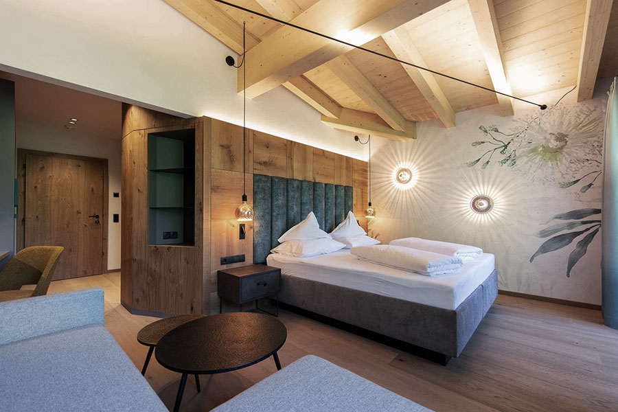 Ambiente dell’Hotel Sonnleiten con carta da parati MYRTA 01 realizzata su misura