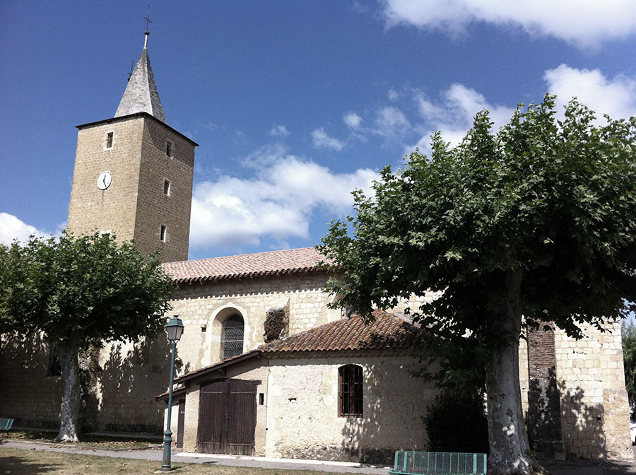 Chiesa in pietra nel centro di Pavie, in Francia
