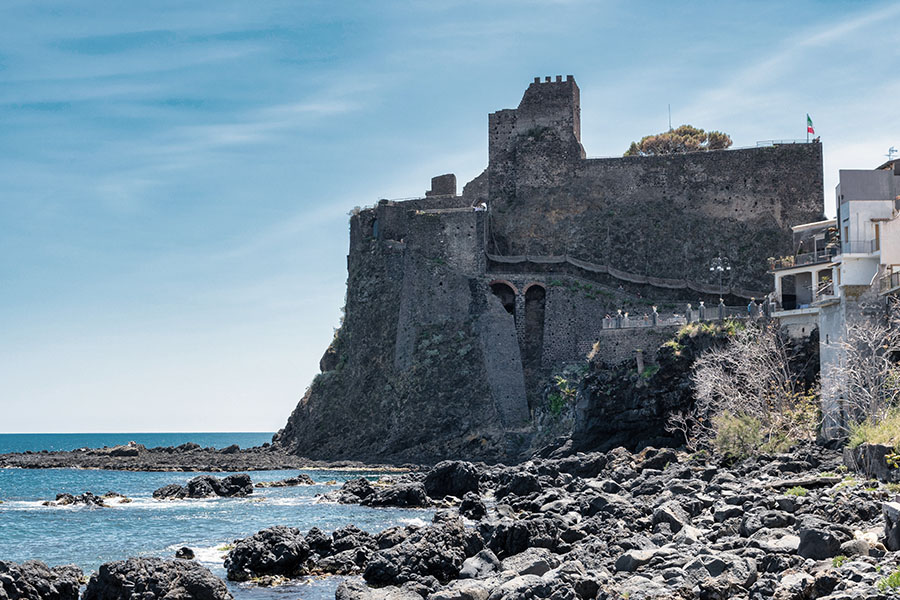 Veduta del Castello Normanno di Aci Castello sul mare